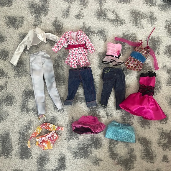 🩷BARBIES WITH VANITY AND KITCHEN🩷 - Picture 4 of 11